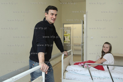 Aktor Mateusz Damięcki odwiedził dzieci w Klinice...