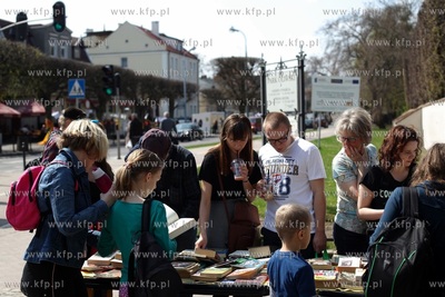 Gdańsk Oliwa. Wymiana książek wśród mieszkańców...