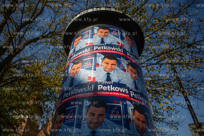Samorządowa kampania wyborcza. Plakaty wyborcze Pawła...
