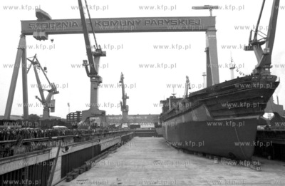 Stocznia Gdynska im. Komuny Paryskiej  statek w suchym...