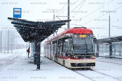 Zima w Gdańsku. Tramwaj Pesa Jazz Duo na Pętli Ujeścisko....