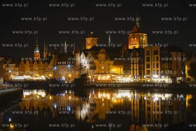 Gdańsk nocą. Widok ze zwodzonej kładki na Rybackie...