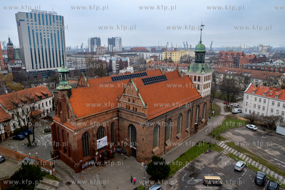 Panele słoneczne zamontowane na dachu kocioła św....