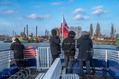 Testowy rejs promu F8, kursującego wzdłuż remontowanego...