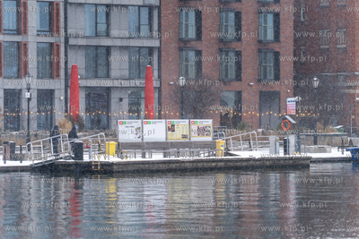 Z powodu utrzymującego się sztormu i silnego wiatru...