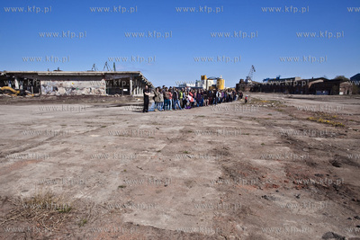 Wspolne zdjecie pod zespolem dwoch pochylni na terenie...