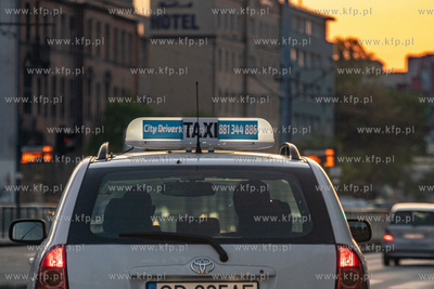 Gdańsk, ul. Grunwaldzka. Taksówka z pasażerem. 9.05.2020...