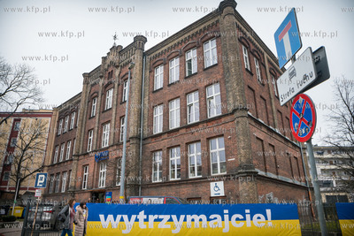 Banery z napisem WYTRZYMAJCIE! pojawiły się na ogrodzeniu...