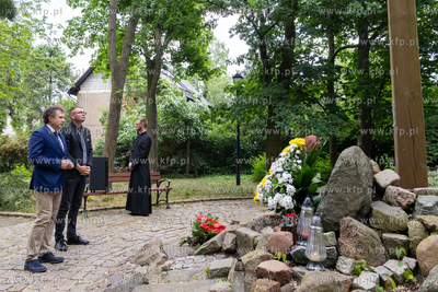 Sopot. Złożenie kwiatów pod krzyżem papieskim w...