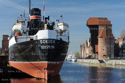 Gdansk, Dlugie Pobrzeze. Rudoweglowiec Soldek powstaly...