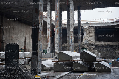 Gdansk. Wisloujscie. Montaz maszyny drazacej TMB, ktora...