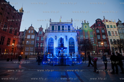 Gdansk. Dlugi Targ. Podswietlone na niebiesko Fontanna...
