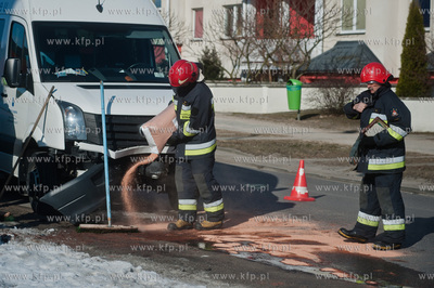Gdansk. Ul. Piotrkowska. Zderzenie czolowe busa oraz...