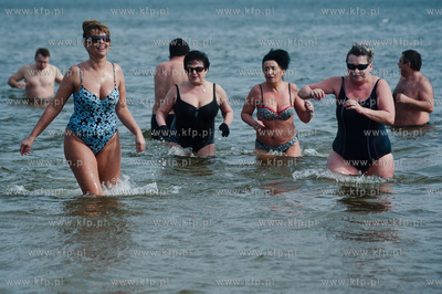 Gdansk. Plaza w Jelitkowie. Niedzielna kapiel gdanskich...