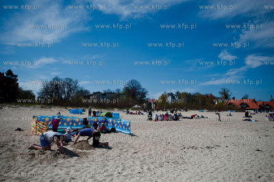 Tlumy mieszkancow i turystow na plazy i ulicach Sopotu,...