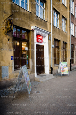 Gdansk. Ul. Szeroka. Fasada i szyld reklamowy sklepu...