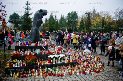 Gdansk. Cmentarz Lostowicki. Dzien Wszystkich Swietych....