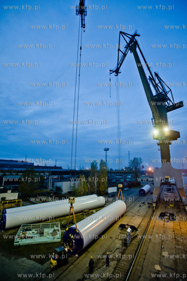 Stocznia Gdanska. Zaladunek elementow wiez wiatrowych,...