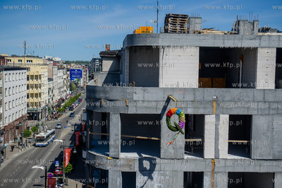 Gdynia. Uroczyste zawieszenie wiechy na nowo powstajacym...