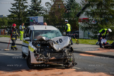 Gdansk. Wypadek drogowy auta i dwoch motocykli na ulicy...