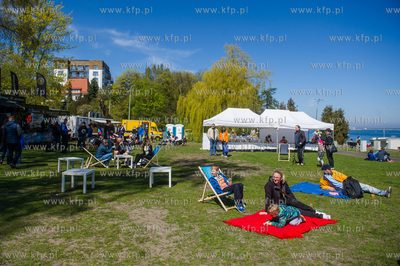 Gdynia. Skwer Arki Gdynia. Majowka przy Bulwarze, podczas...