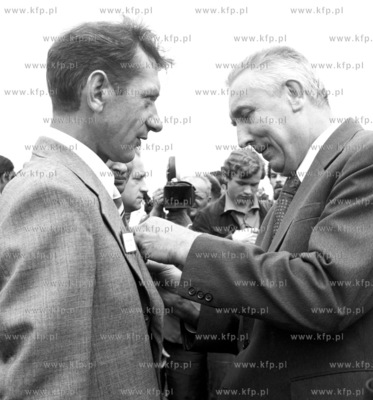 I sekretarz PZPR Edward Gierek wrecza odznaczenia panstwowe...