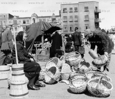 Sprzedaz wiklinowych koszykow i maselnic do wyrobu...