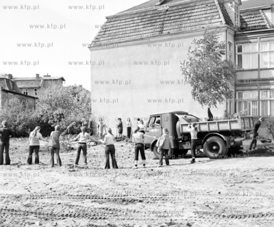 Czyn spoleczny mlodziezy w Gdansku Oliwie. 19.05.1973...