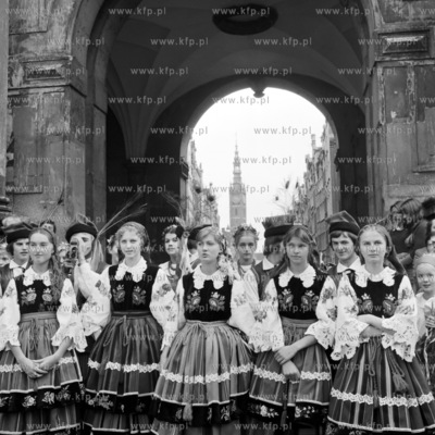 Wystep zespoly folklorystycznego przed Zlota Brama...