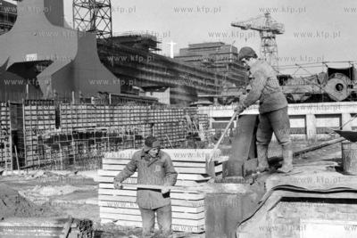 Prace wykończeniowe przy budowanej żelbetowej konstrukcji...