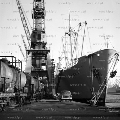 Statek Mickiewicz stroi przycumowany do nabrzeża portu...