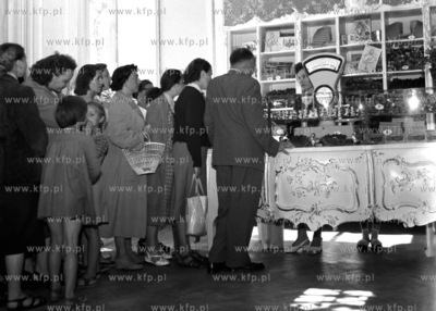 Kolejka w sklepie z wyrobami cukierniczymi zakładów...