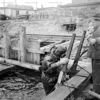 Nurek sprawdza stan wejścia do portu. (lata60). 1960...
