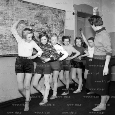 Lekcja baletu w szkole podstawowej. (lata60).
1960
0005383z_puck_pruszcz
Fot....