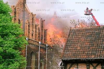 Pozar zabytkowego kosciola sw Katarzyny w Gdansku.Nz...