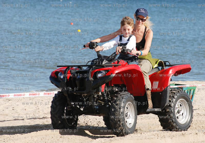 Aktorka Tamara Arciuch jedzie quadem z siedmioletnim...