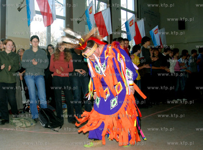 Osiemnastoosobowa grupe indian ze Stanow Zjednoczonych...