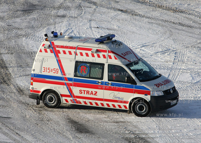 Gdansk, Rebiechowo. Zima na lotnisku. Nz. Ambulans...
