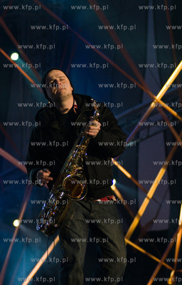 WOSP, Krakow. Scena muzyczna. Zespol Skangur. Nz. saksofonista...