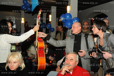 Gdynia. XVII Final WOSP. Gdynska licytacja fantow,...