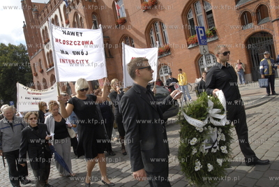 Ulicami Slupska  przeszedl pochod ludzi przeciwnych...