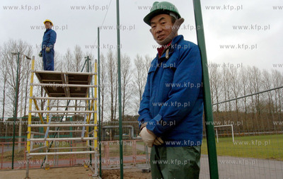 Ustka, robotnicy z Chin buduja w ramach rzadowego projektu...