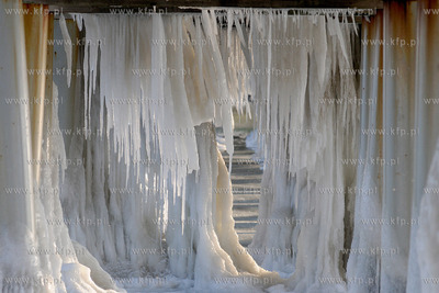 Gdynia Orlowo w zimowej szacie. Nz. Ogromne sople zwisajace...