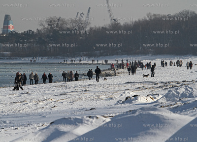 Gdansk. Niedzielny spacer po plazy w Brzeznie.
31.01.2010
fot....