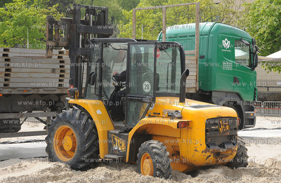 Na plazy w Srodmiesciu Gdyni ruszyl montaz gigantycznego...