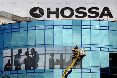 Gdynia. Montaz bilboarda na budynku biurowca Hossy...