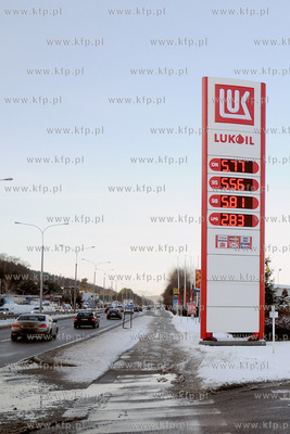 Stacja paliw LUKOIL  przy drodze krajowej nr 6 (ul....