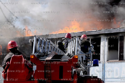 Pozar pustostanu na ulicy Hallera w Gdansku. Pozar...