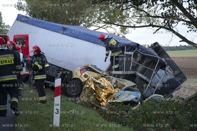 Stara Dabrowa na krajowej 6. Volkswagen Golf zderzyl...