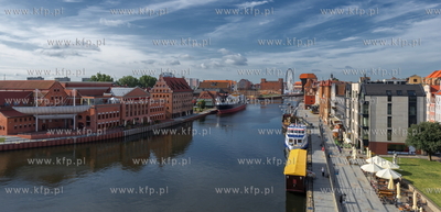 Gdansk. Widok z hotelu Hilton na Motlawe. Po lewej...